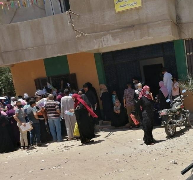  رغم خطر كورونا.. زحام وتكدس في محيط التأمين الصحي بديرب نجم