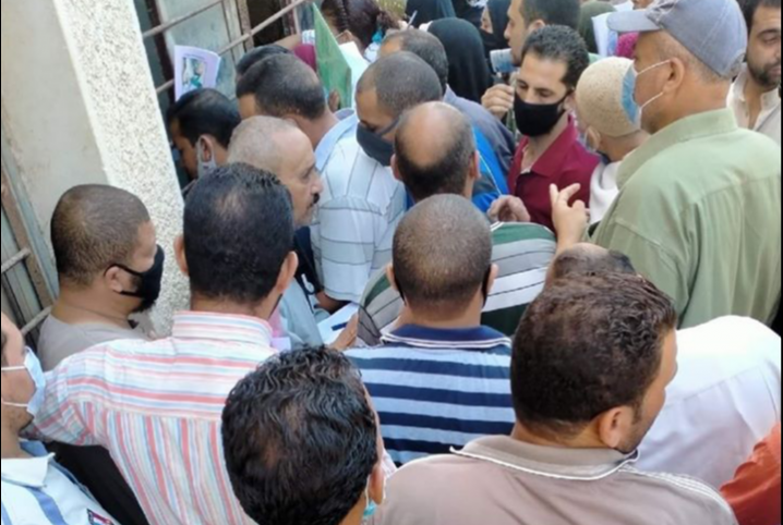  بدون إجراءات وقائية.. زحام أمام مدرسة الألفي بمنيا القمح