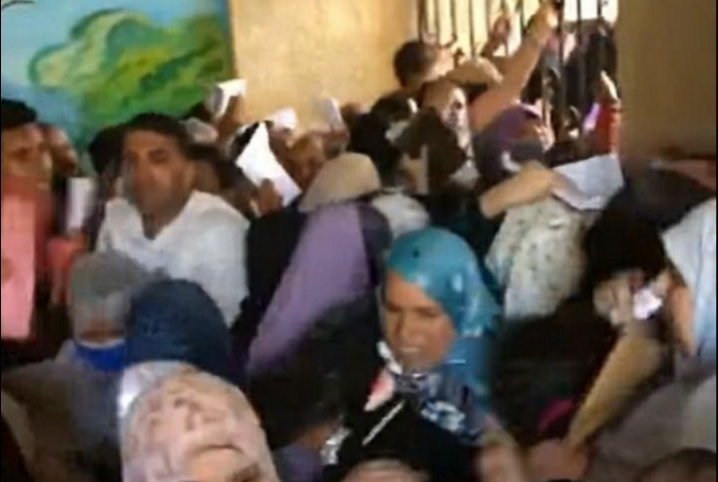  في ظل تفشي كورونا.. زحام لاستلام البطاقات الصحية بمنيا القمح