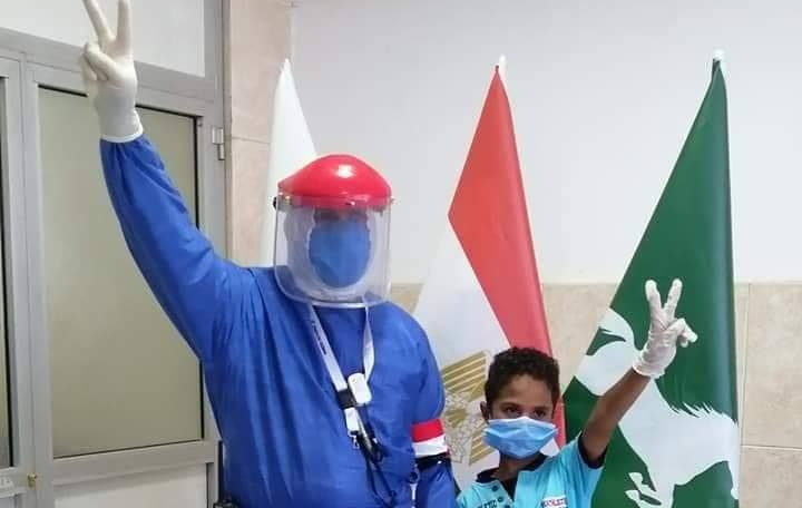  بدموع الفرحة….خروج طفل مصاب بكورونا من مستشفى السعديين