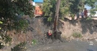  أهالي قرية كفر محسن بالإبراهيمية يشكون تضررهم من إلقاء مخلفات الترع بالطريق