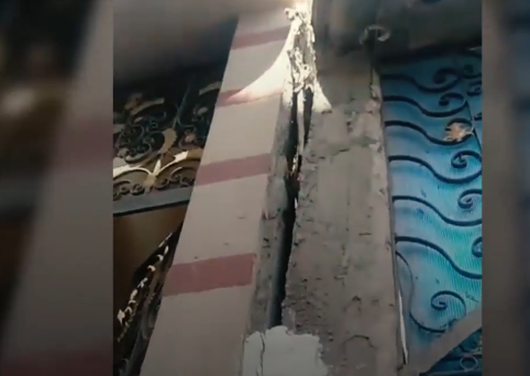  شاهد| منازل مهددة بالانهيار بسبب حفر الصرف الصحي بالإبراهيمية