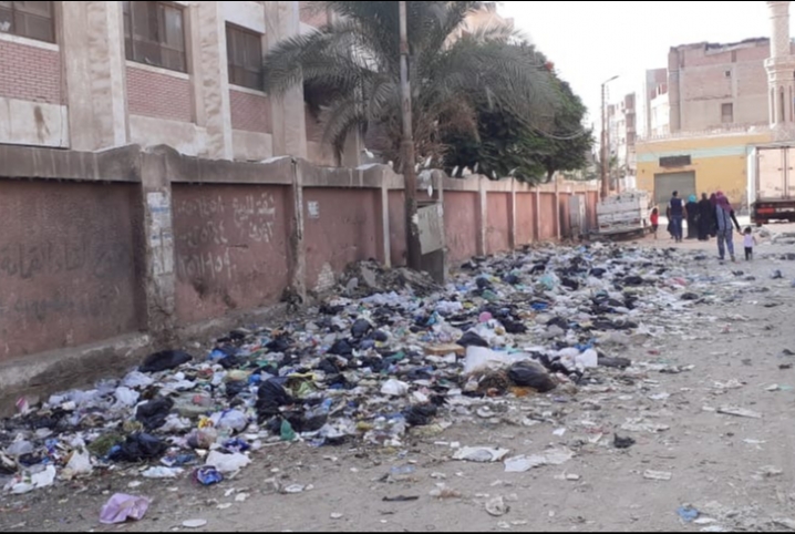  تراكم القمامة أمام مدرسة بلبيس الإعدادية بنات الجديدة