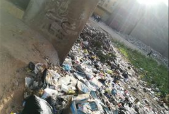  سكان شارع المتاجر في بلبيس يستغيثون من تلال القمامة