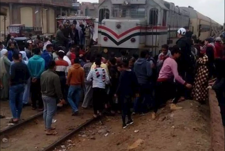  إصابة طالب جامعي سقط من قطار بمحطة أبوحماد