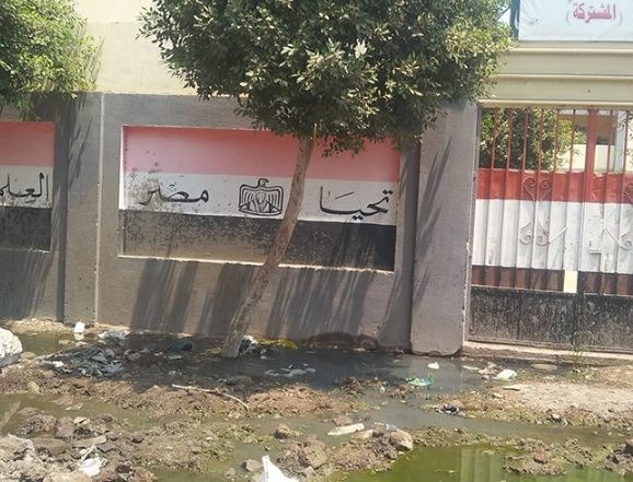  بلبيس.. مياه الصرف تغرق مدرسة الإعدادية بقرية ميت حمل
