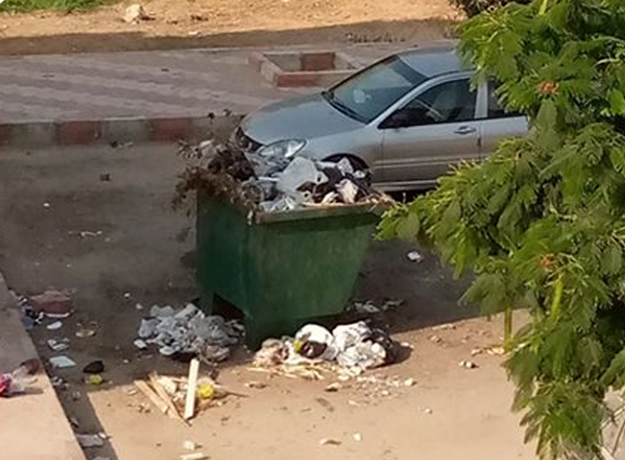  شكاوى من تراكم القمامة أمام موقف الإبراهيمية الجديد في الزقازيق