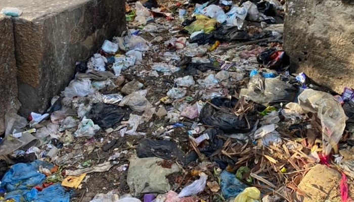  سكان منطقة خط البحر في فاقوس يستغيثون من انتشار أكوام القمامة