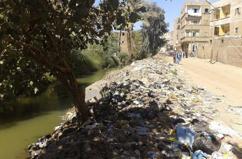 رائحة كريهة.. مخلفات ترعة “المعترض” بأولاد صقر تثير غضب الأهالي