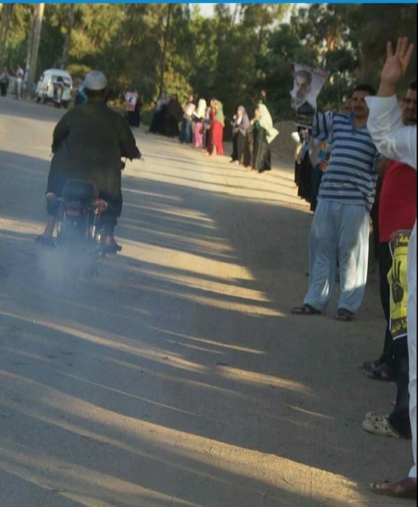 سلاسل بشرية لثوار قرية كفر الزقازيق القبلي بمركز منيا القمح