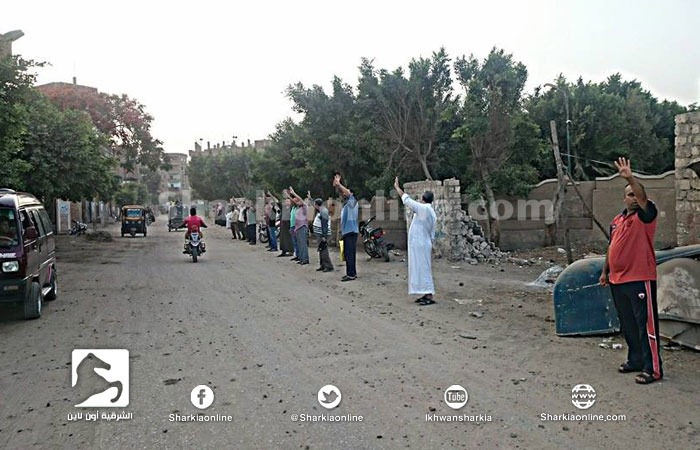 سلاسل بشرية لثوار قرية الجديدة تندد بغلاء المعيشة