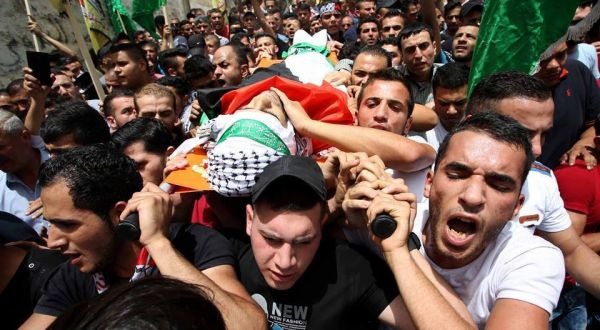 الفلسطينيون يشيعون جثمان الشهيد جمال دويكات
