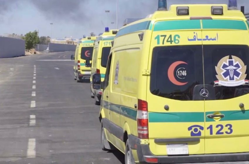 إصابة 10 أشخاص في حادث تصادم سيارتين بالعاشر