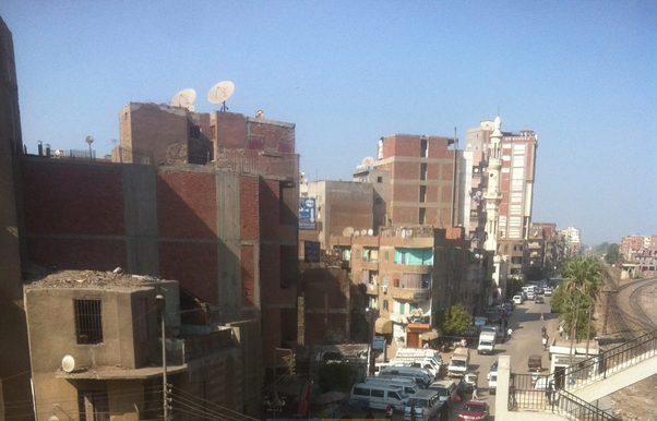 سكان شارع جمال عبدالناصر في بلبيس يستغيثون من فوضى موقف عشوائي