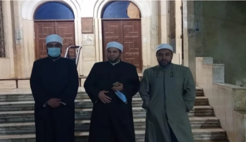  نظام الانقلاب يشن حملات ليلية على المساجد لمنع الاعتكاف والتهجد