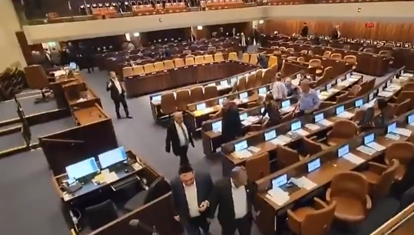  شاهد.. صواريخ القسام تقطع جلسة الكنيست والنواب يهرولون إلى الملاجئ