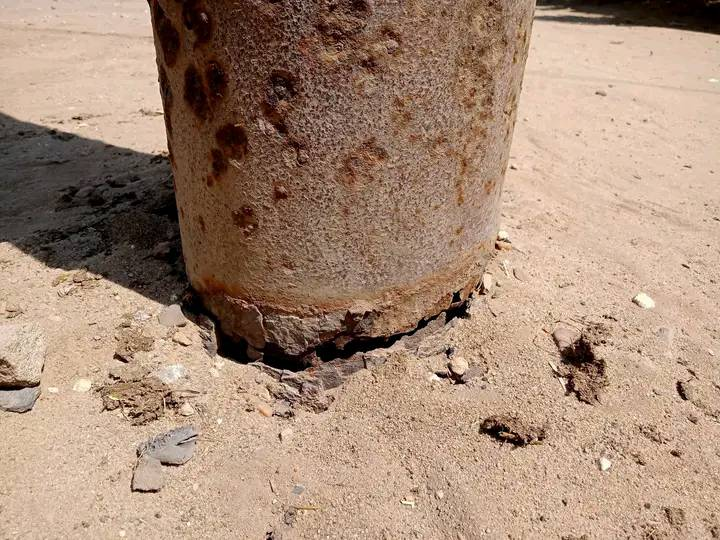 عمود آيل للسقوط يهدد أهالي قرية السعدي بالحسينية