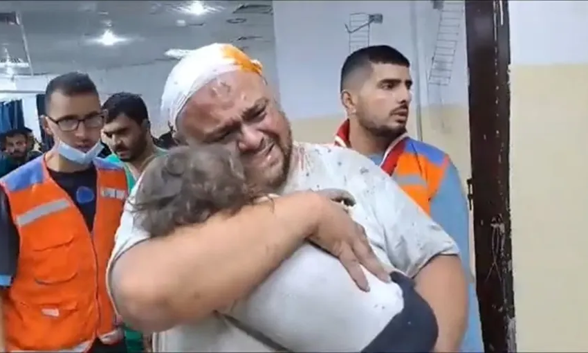  “الحضن الأخير”.. أب يحتضن ابنته الشهيدة في غزة