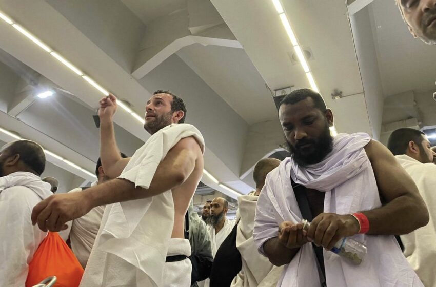  حجاج بيت الله يرمون جمرة العقبة ويؤدون طواف الإفاضة