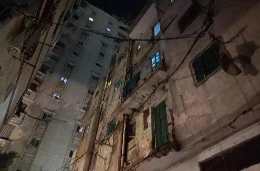 مصرع وإصابة 3 إثر انهيار “بلكونة” عقار قديم بحي اللبان في الإسكندرية
